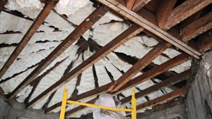 El aislamiento con espuma de poliuretano rellena las vigas de los techos