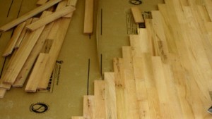 Cómo instalar pisos de madera dura 3