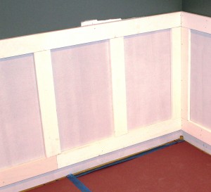 Clave los paneles de madera a la pared