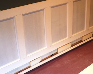 Oculte los clavos debajo del zócalo