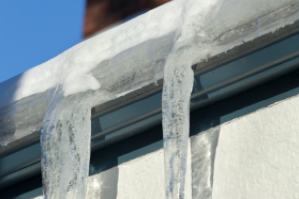 Cómo reducir el daño de los trozos de hielo en el tejado