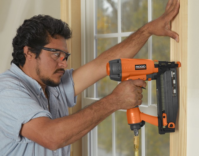 Potente Trabajo De Construcción De Pistola De Clavos Foto de