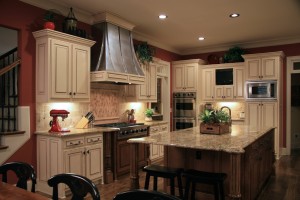 Instalar luces empotradas en la cocina le permite ofrecer una iluminación moderna