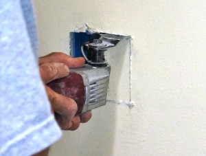 Inserte la caja en el agujero de la pared