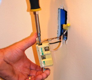 Para convertir un tomacorriente de dos salidas a cuatro, desconecte la electricidad.