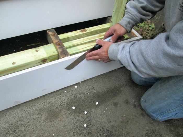 Cómo instalar los bordes decorativos de PVC