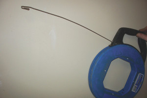 Una guía de acero típica tiene un gancho doblado en su extremo