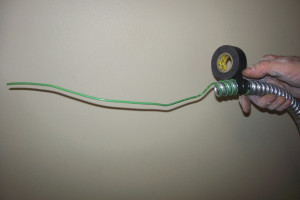 Envuelva cierta longitud de alambre alrededor del extremo del conducto flexible