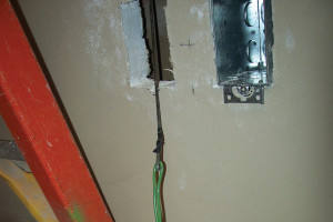 Fije el extremo libre del cable al gancho de la guía y asegure con cinta