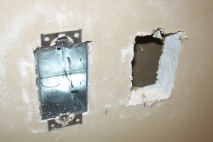 Inserte desde arriba un conducto flexible en la cavidad entre vigas