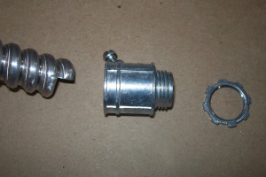 Conducto flexible, el conector con tornillo de presión y el anillo de fijación