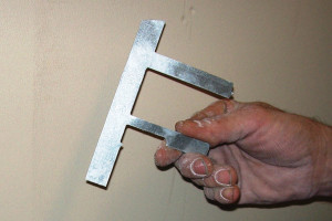 La caja eléctrica se asegura con un par de sujetadores planos de acero estampado