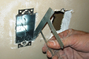 Inserte el extremo largo del sujetador hacia abajo