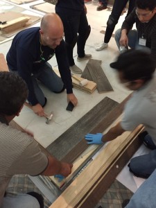 Diego Cano, propietario y gerente general de NexxEspacios, trabaja con UltraSet Single Step2, un adhesivo con protección limitada contra la humedad que se ha vuelto popular con los residentes de edificios altos debido a sus propiedades para atenuar los sonidos. 