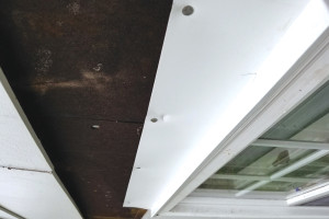 Se muestra la ventana que antes no tenía tapajuntas con un nuevo tapajuntas de metal.