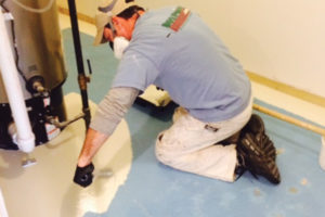 Con la regadera de plástico agregue el desengrasante o el disolvente sobre la zona,